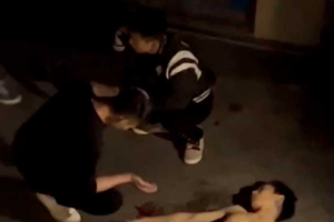 打架一时爽 打完跪叩头！四川科技职业技术学院 两男学生打架 用拳头暴击对方头部 直接将人打死！