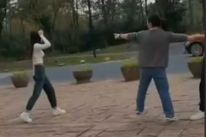 大哥好眼光 这小三身材真好！浙江 安吉 疑似男子带三在外面玩 被原配发现抓包！