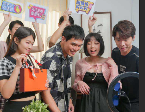 短剧《疯狂小杨哥之三只羊的秘辛》正片第一集+幕后花絮 沫沫直播时被嘴哥