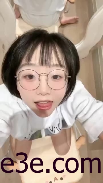 王胜利微密圈中的小生活，JK裙穿搭清新可爱引发粉丝热议