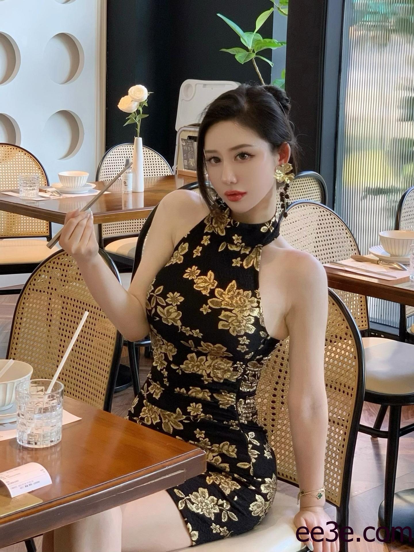 不爱笑的赛琳付费视频流出，豹纹连体衣成亮点