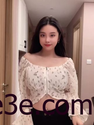 抖音奶雯觅圈新作，小秀一下身材，展示独特时尚