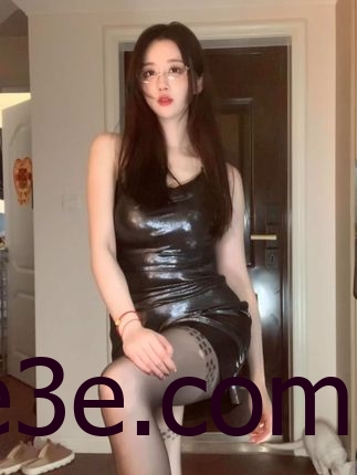 轩子巨2兔大晒私密照，腿边黑色一团引发热议