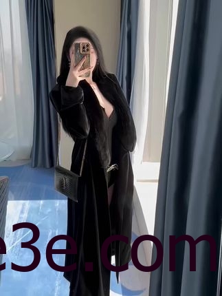 不爱笑的赛琳完美身材，蓝色比基尼的惊艳展示