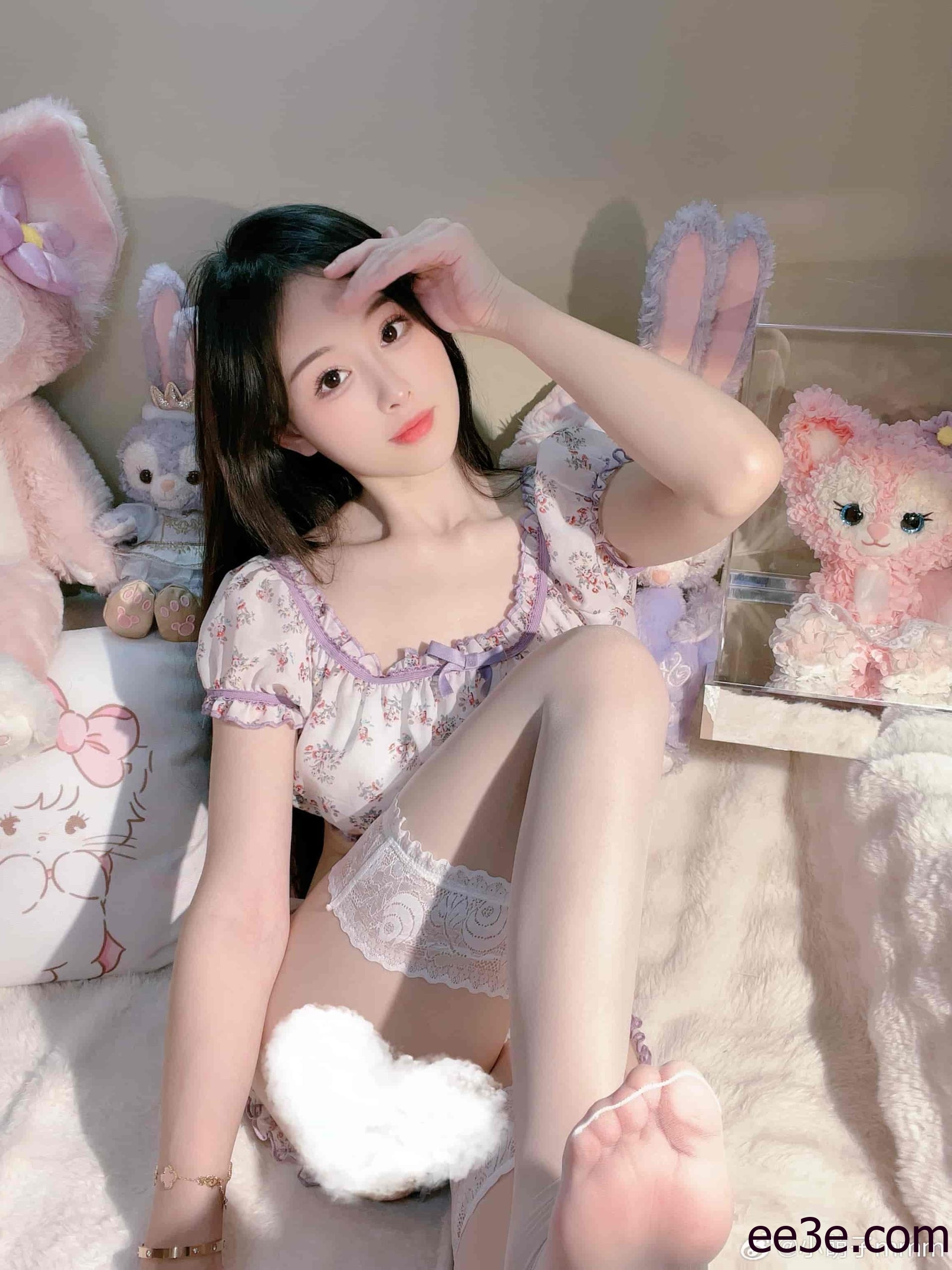 抖音小萌子微密圈展现苗条身材，富胶原蛋白肌肤的惊艳游泳视频作品