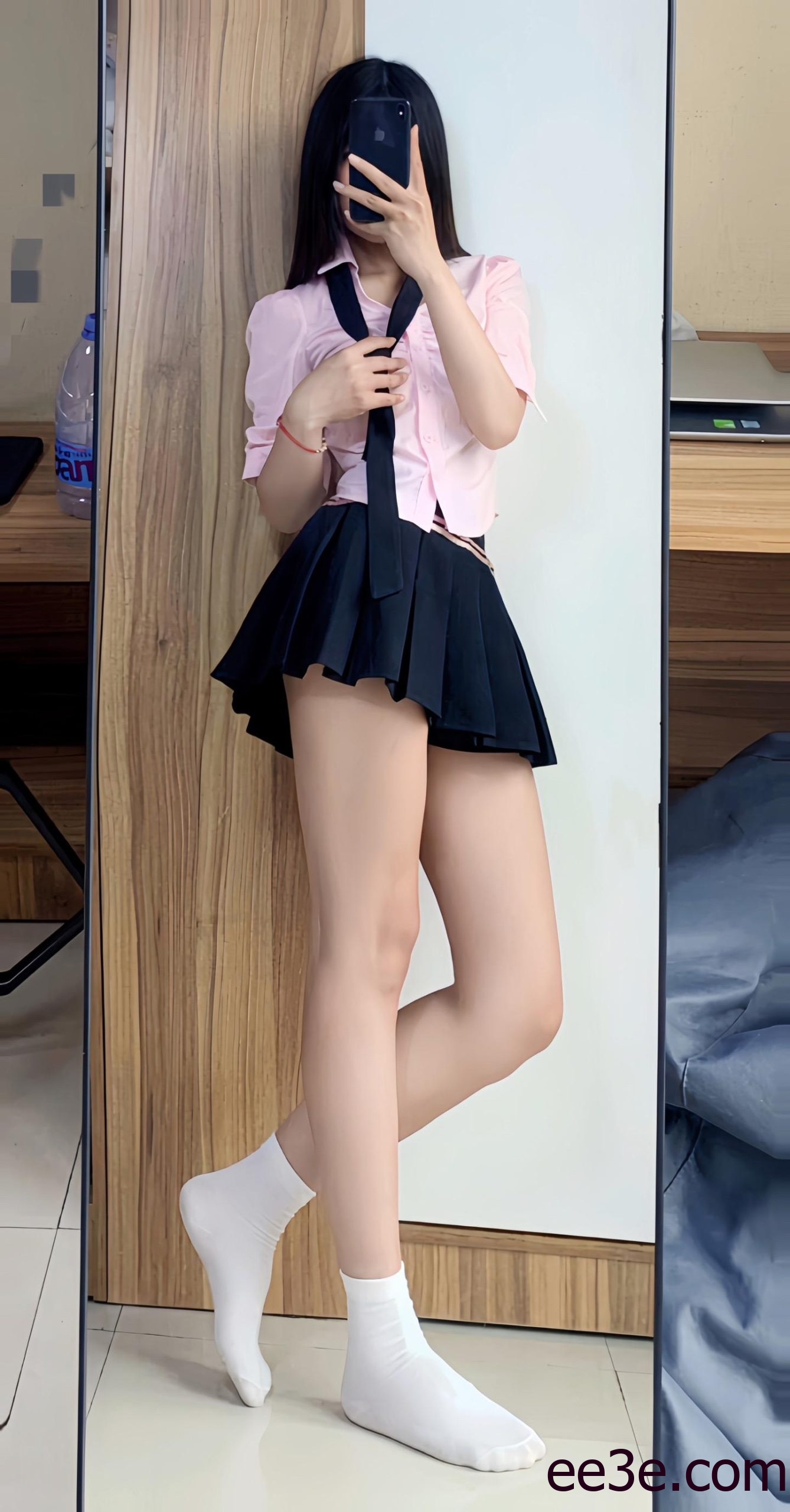 佐佐酱(二佐Nisa)weme微密圈作品资源，银色亮片与未来感造型展现独特气质