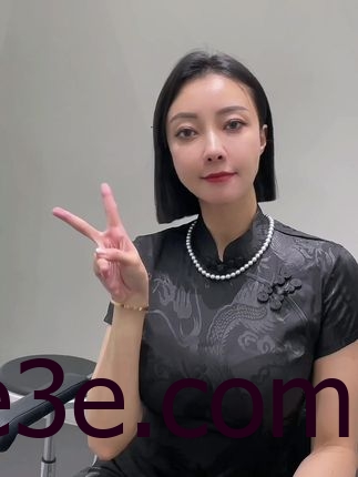 果儿Victoria化身女教师，仿佛真的置身于教室之中