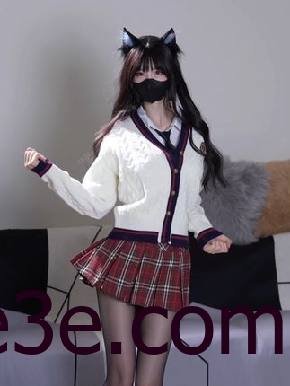 鹿八岁baby微密圈作品资源穿搭，低扎宽松发髻展现高贵端庄