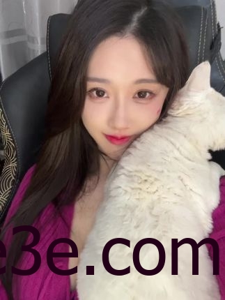 轩子巨2兔大晒私密照，网友询问腿边黑色的一团是什么？