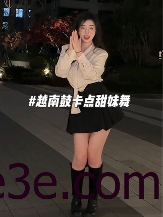 臭屁楠吖微密圈资源穿搭作品展示，满族凤凰图案旗袍引领潮流