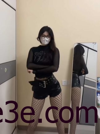 emo的木青微密圈/觅圈作品资源，在湖畔拍摄清新自然的服装造型