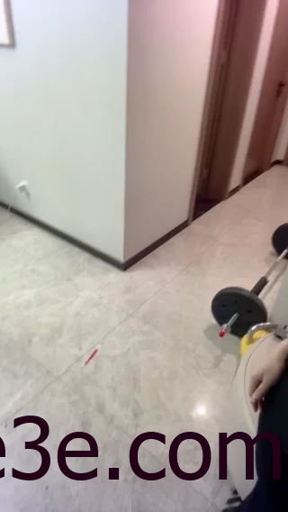 抖音奶雯最新微密圈作品《小秀一下》，展现独特时尚穿搭技巧