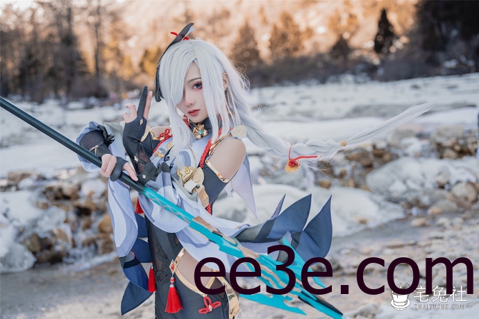 如月灰超绝申鹤Cosplay，冻上雪山也要还原完美角色！