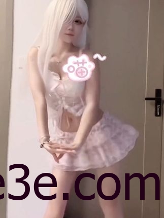 小以很乖微密圈作品展示维吾尔族盛装与花园景致的完美融合