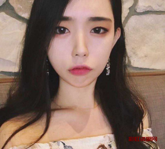 韩国真是个盛产美女的国家，极品美女和男友分手后，渣男将两人