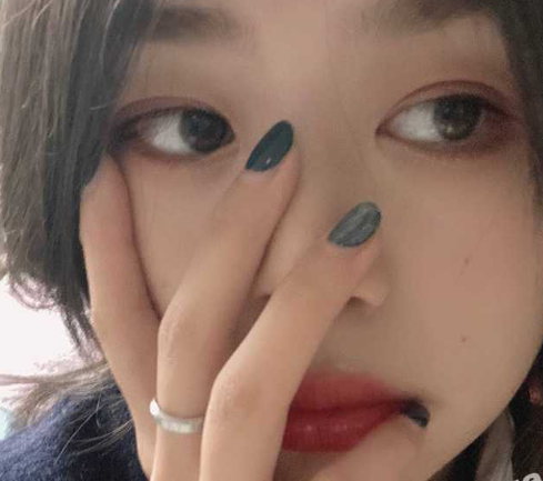 带个眼镜玩的真花！贵州 维也纳酒店前台 夏心仪