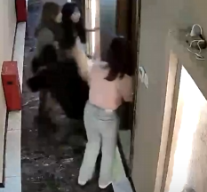 成都男子被绿 喝酒发泄打朋友 过肩摔女朋友 打完这个打那个！