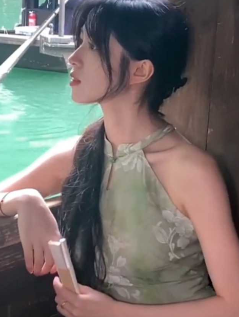 抖音 500 万粉丝网红 水冰月 微博 乔本小月 超极品女神大学期间视频