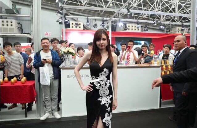 泷泽萝拉 1992年6月1日 三 围 83 – 58 – 84 cm  身 長 170cm 血液型 O型 出身地 日本神东京都