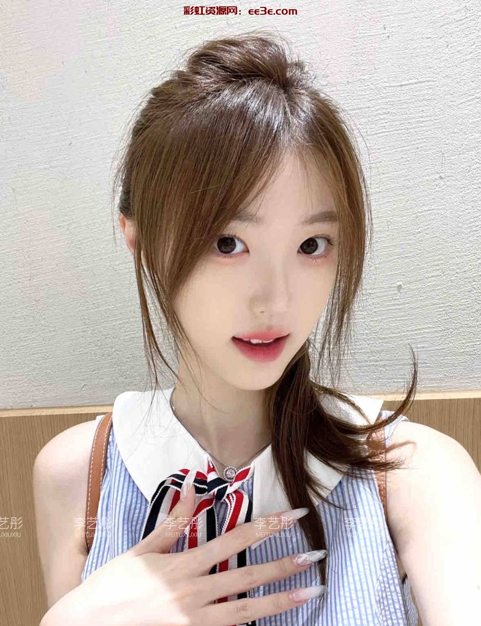 ✿ 在读学生  持证上岗 ✿ 五官精致  皮肤光滑  细腻❄️白 ✿ 服务极佳  敏感体质  配合度高 ✿ ↕️粉嫩    天然?️整  童颜巨R ✿ 古灵精怪  小巧玲珑  服务超? 年龄：02年 净高:   172cm 体重:   45kg 罩杯:   天然D-cup 成都·李艺彤?  ?私处会吸会夹给予极致享受?