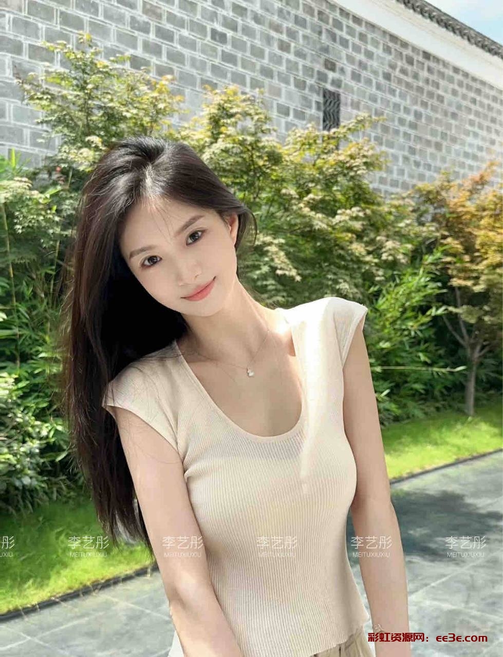 李艺彤? 你的初戀情人???…✨                 Age： 01年168cm-36D                 Job：川音学院大二在读