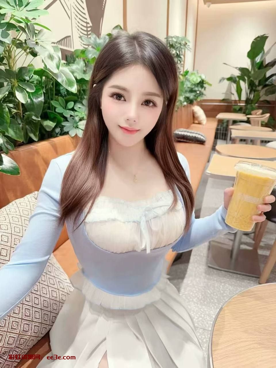 ?大波後生靓女到?  運動場 : 上水零零后SPA 地區: #上水 类型：#神房 囡囡 : #蓉蓉#  ?第一次来港，初下海?  ❤️❤️❤️新後生靓女 #蓉蓉#?20歲?身高1米60： 體重45Kg： 胸围34C杯?        ?領家妹妹?️整过✅，清純膚白美貌?，身材線條肩頸線條柔軟明顯?，溫柔體貼