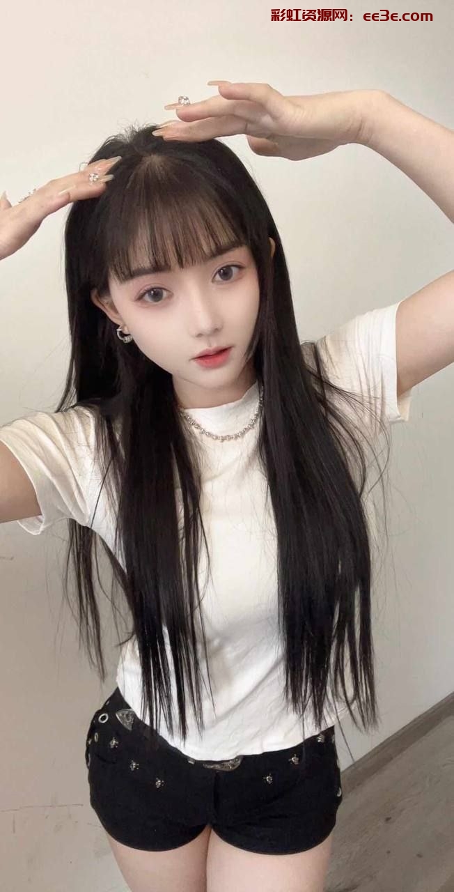 ?E 01 清纯甜美? 五官精致 萝莉温柔可爱 白净  气质  模特 高素质 各类型切换  大长腿 纯兼职 ?冒认准胸口月亮纹身