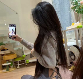 高颜值反差学生妹 学校甜美可爱乖乖女 回家秒换黑丝包臀裙