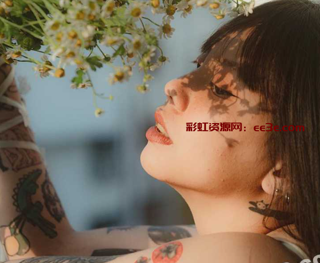 气质短发纹身妹 户外拍摄 被摄影师