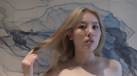 高颜值清纯学妹与摄影师闲聊还说：“很喜欢舒淇希望像一样她红起来！”