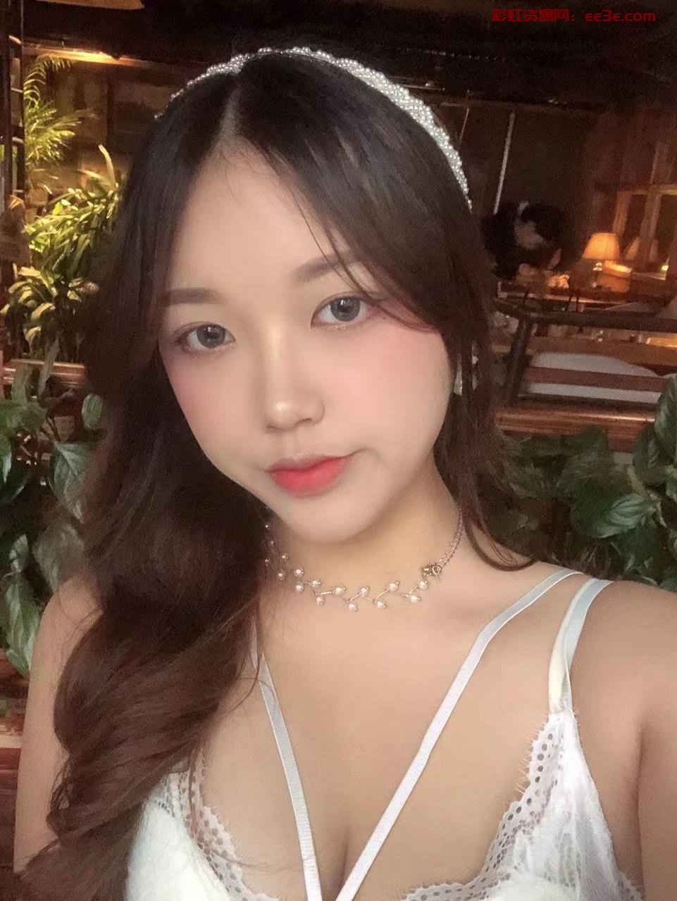 深圳大学清纯学生妹，花重金忽悠开房