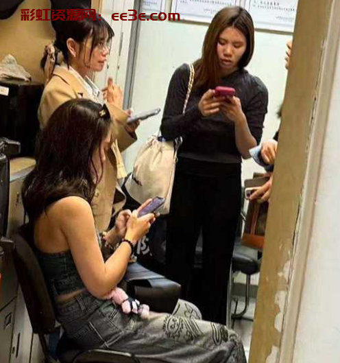 上海地铁顶臀事件后续反转！女生与男主相嬳玩“地铁顶臀”被别人发现后竟说不认识 这独特赛道俩人玩的挺嗨啊！