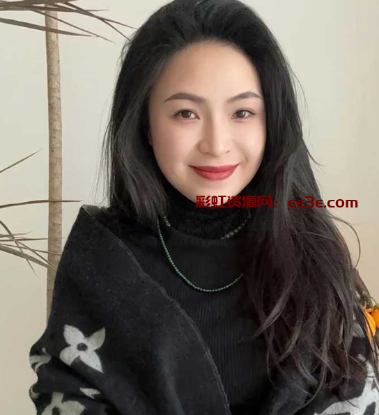 19岁畜生儿子爆亲妈 黑丝熟妇边接老公电话边被儿