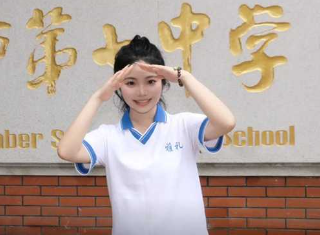 广州第七中学班长 胡梦玲 上课时竟给同桌手