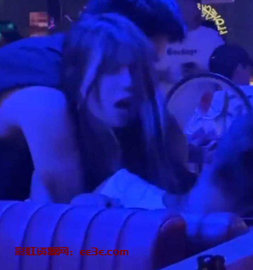 精神小妹酒吧被两名渣男灌醉