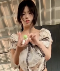 学生妹定制露脸视频炸裂流出 可爱外表藏不住内