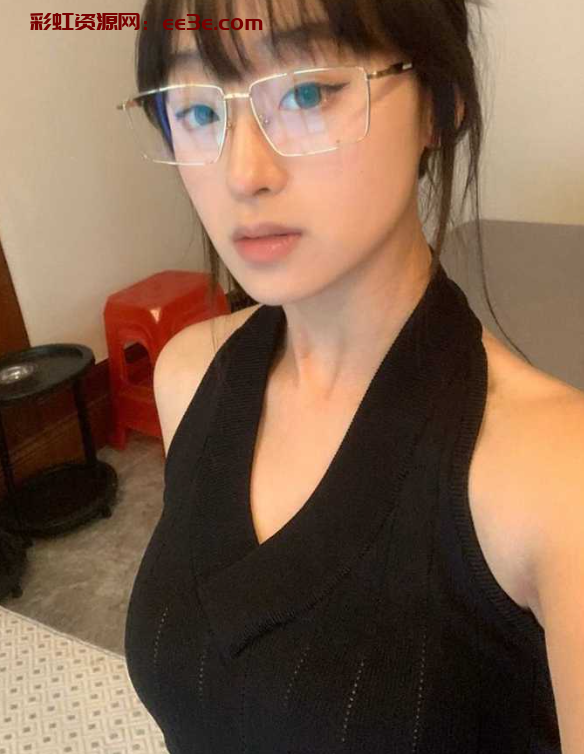 美艳帽人妻 SMMSMM 私密视频合集 嬳入男在老公面前做