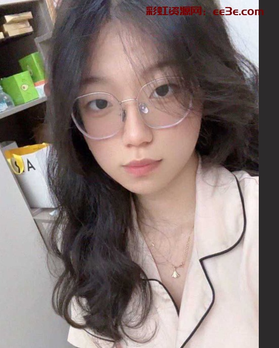 高颜值反差眼镜妹 难耐给男友